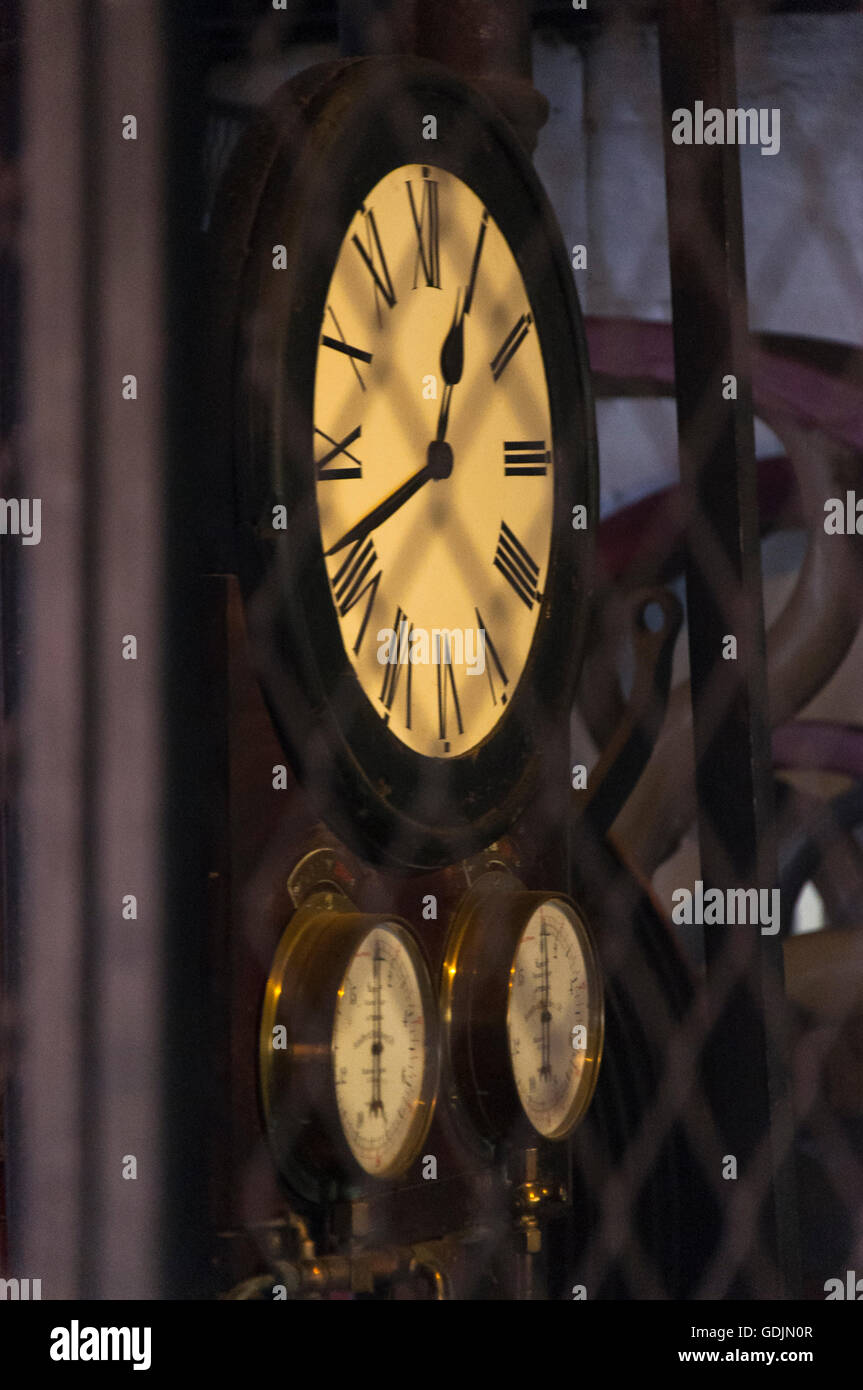Alte Fabrik-Uhr mit Manometer Stockfoto