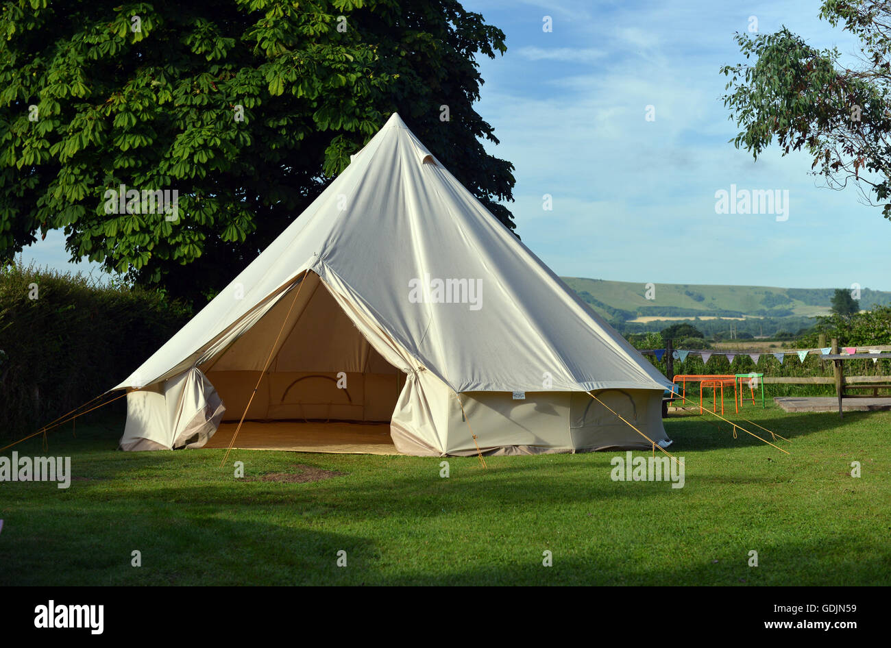 Leinwand-Glocke-Zelt in englischen Landschaft (East Sussex) Stockfoto