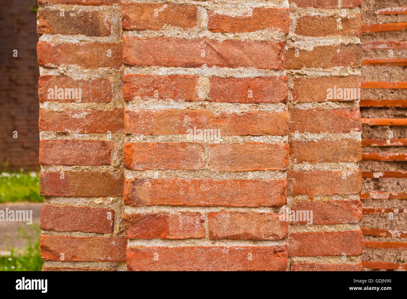 Ziegelmauer und Mörtel ein traditionelles Gebäude, komfortabel und langlebig Stockfoto