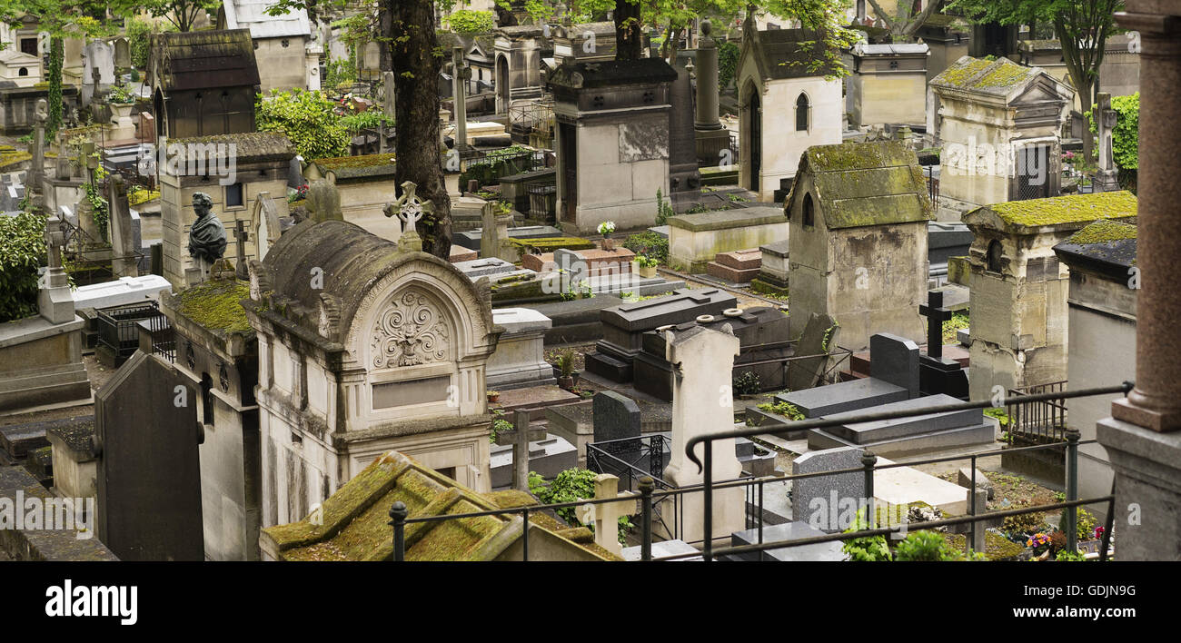 Alte und antike Moos bedeckt Stein Krypten und Grabsteine auf dem Friedhof in Europa Stockfoto