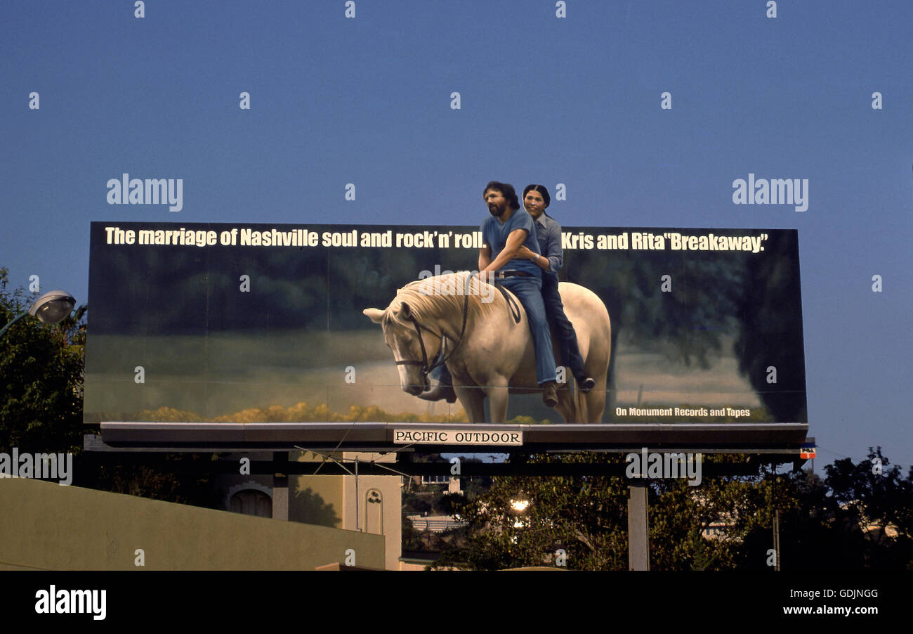 Sunset Strip mit Kris Kristofferson und Rita Coolidge auf der Plakatwand um 1974 Stockfoto
