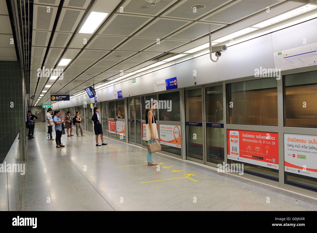 Menschen reisen mit dem MRT in Bangkok Thailand. Stockfoto