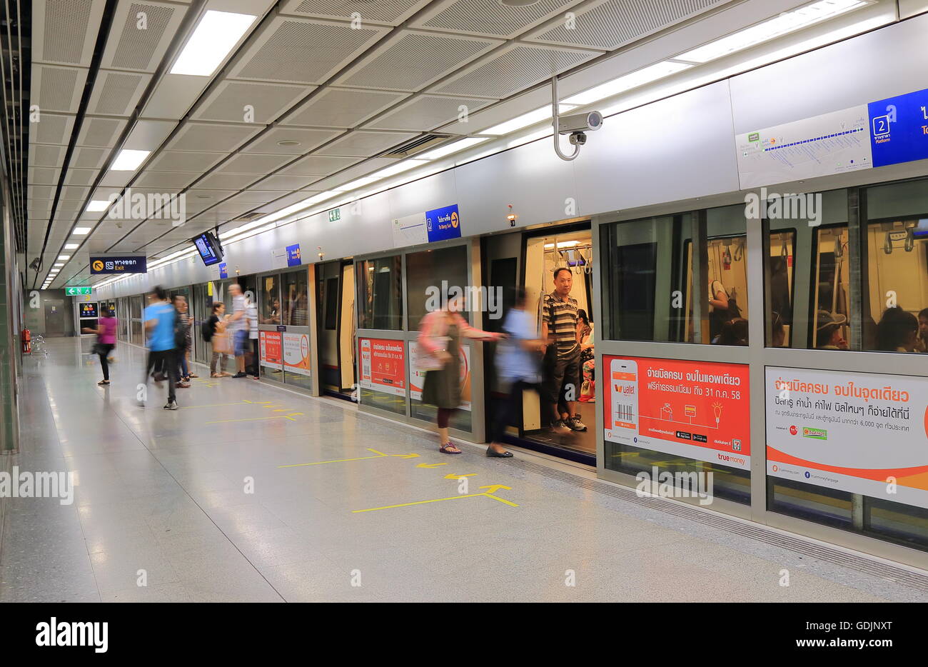 Menschen reisen mit dem MRT in Bangkok Thailand. Stockfoto