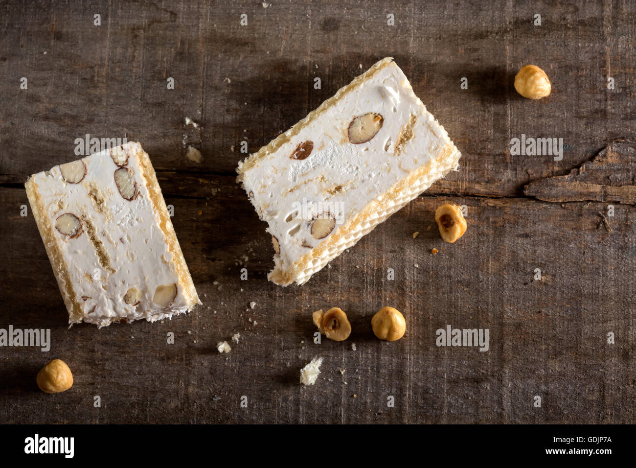 Torrone oder Nougat mit Nüssen auf Holz Hintergrund Stockfoto