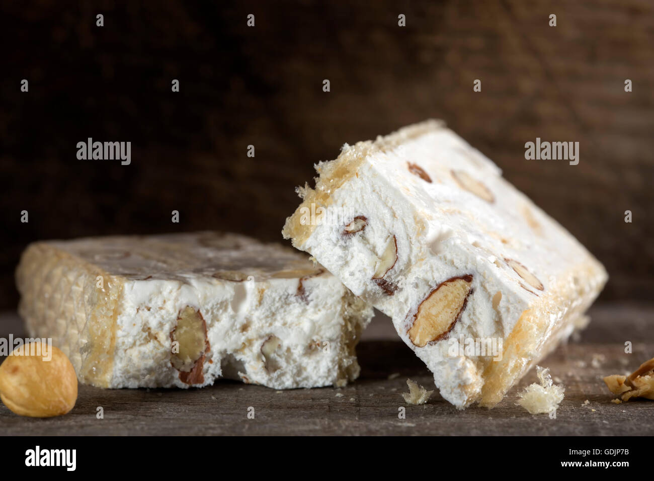 Torrone oder Nougat mit Nüssen auf Holz Hintergrund Stockfoto
