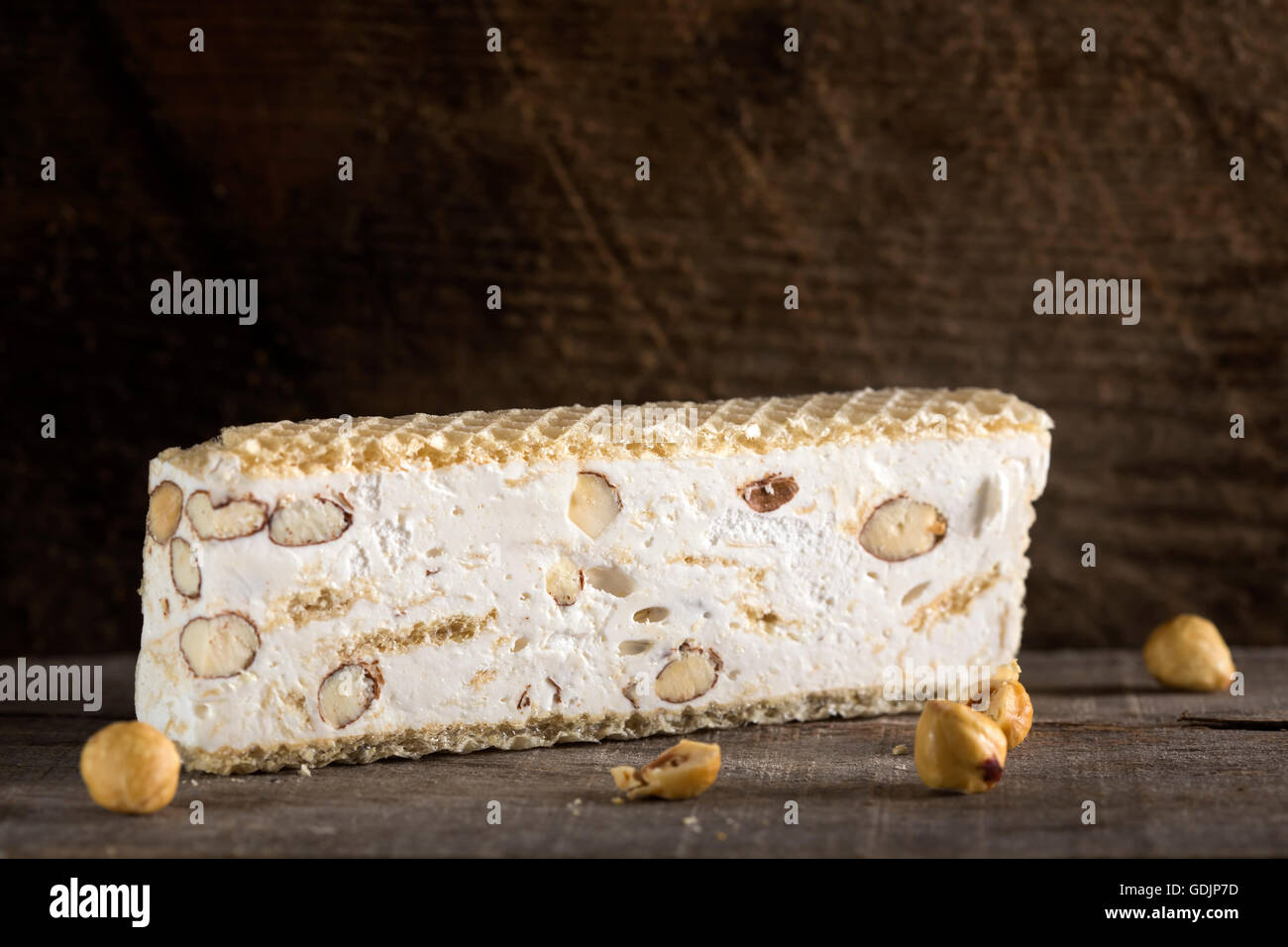 Torrone oder Nougat mit Nüssen auf Holz Hintergrund Stockfoto