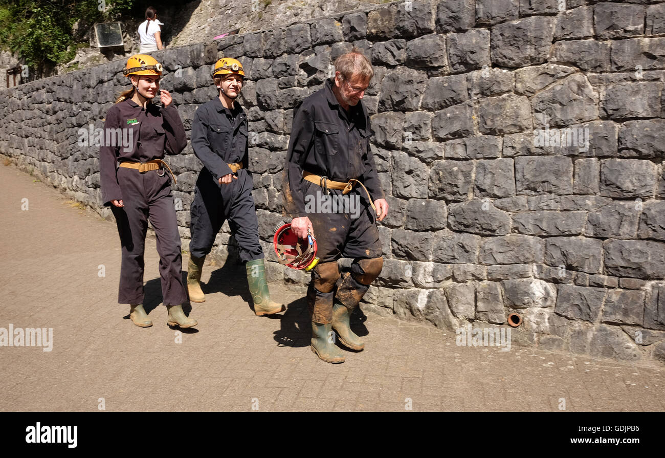 Eine Gruppe von Touristen bereit, die Höhlen in Cheddar Gorge und das Dorf Somerset zu erkunden. 17. Juli 2016 Stockfoto