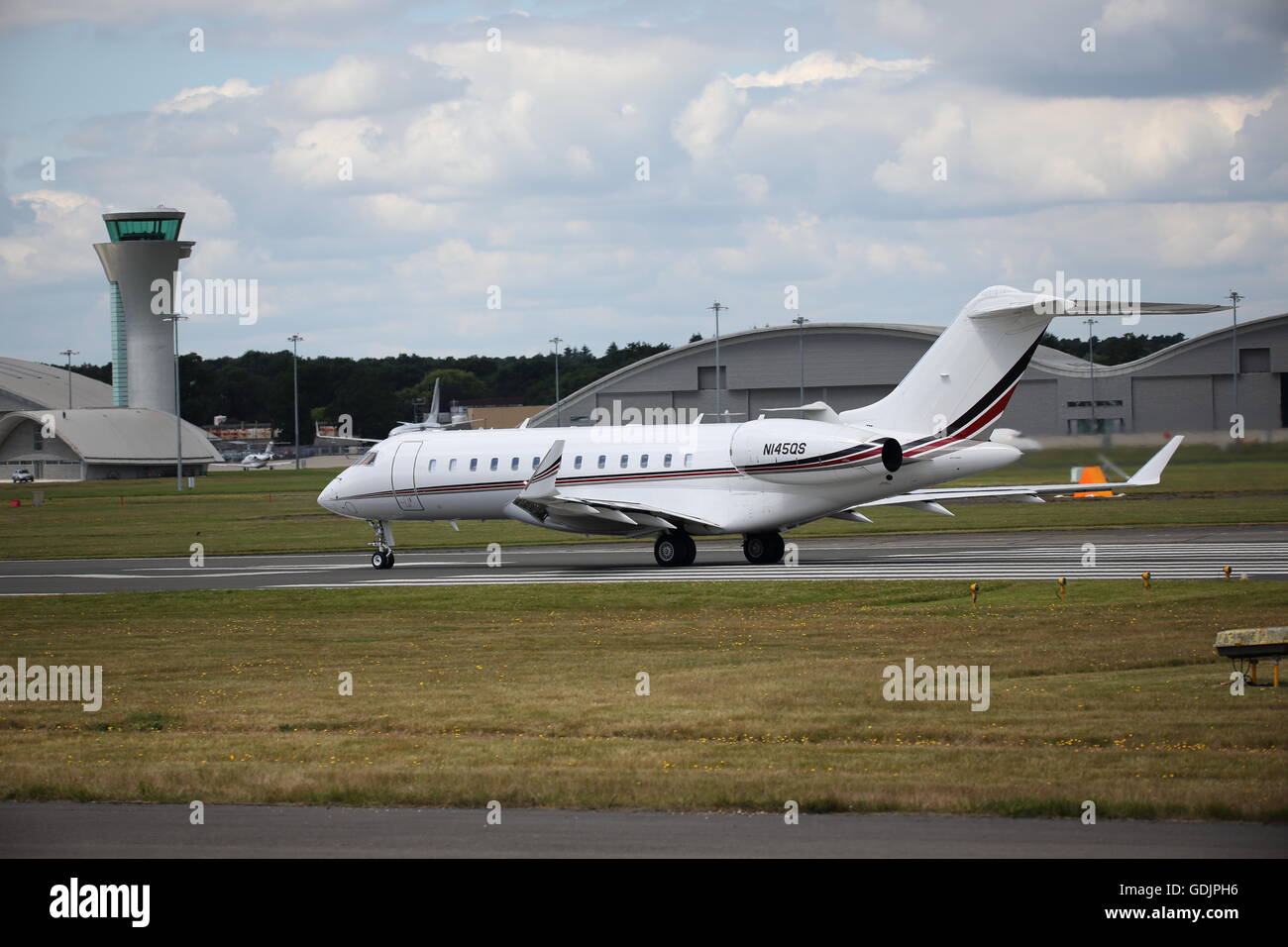 Bombardier Global 6000 N145QS Abreise aus Farnborough Airport, Großbritannien Stockfoto