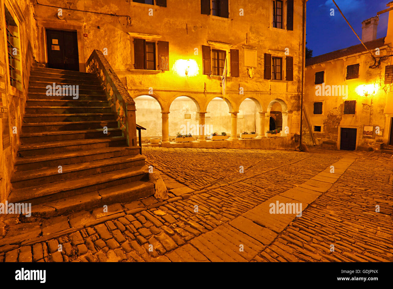 Groznjan Stadt in der Nacht, Kroatien Stockfoto