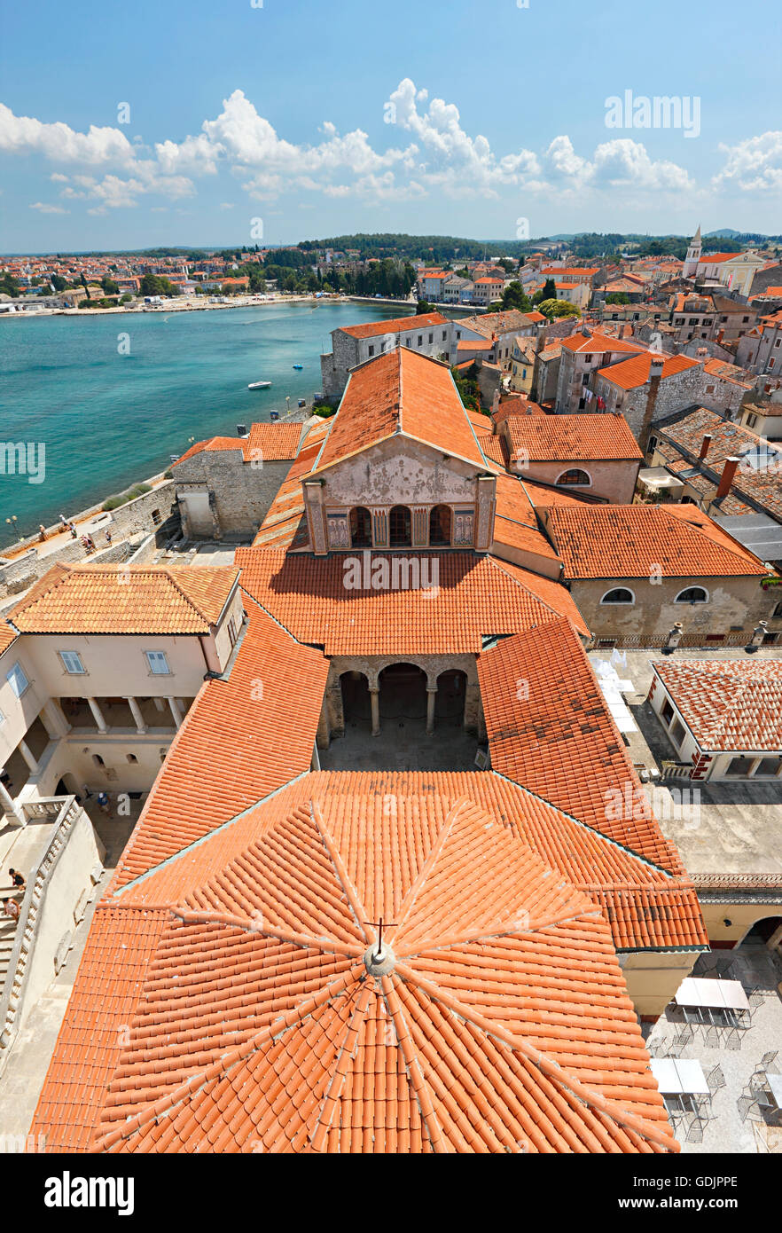 Panorama der Stadt Porec. Ein Blick vom Turm der Kirche Basilica Stockfoto