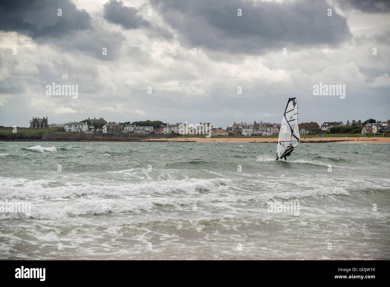 Windsurfer auf dem Meer bei der Fife coastal Dorf von Elie Stockfoto