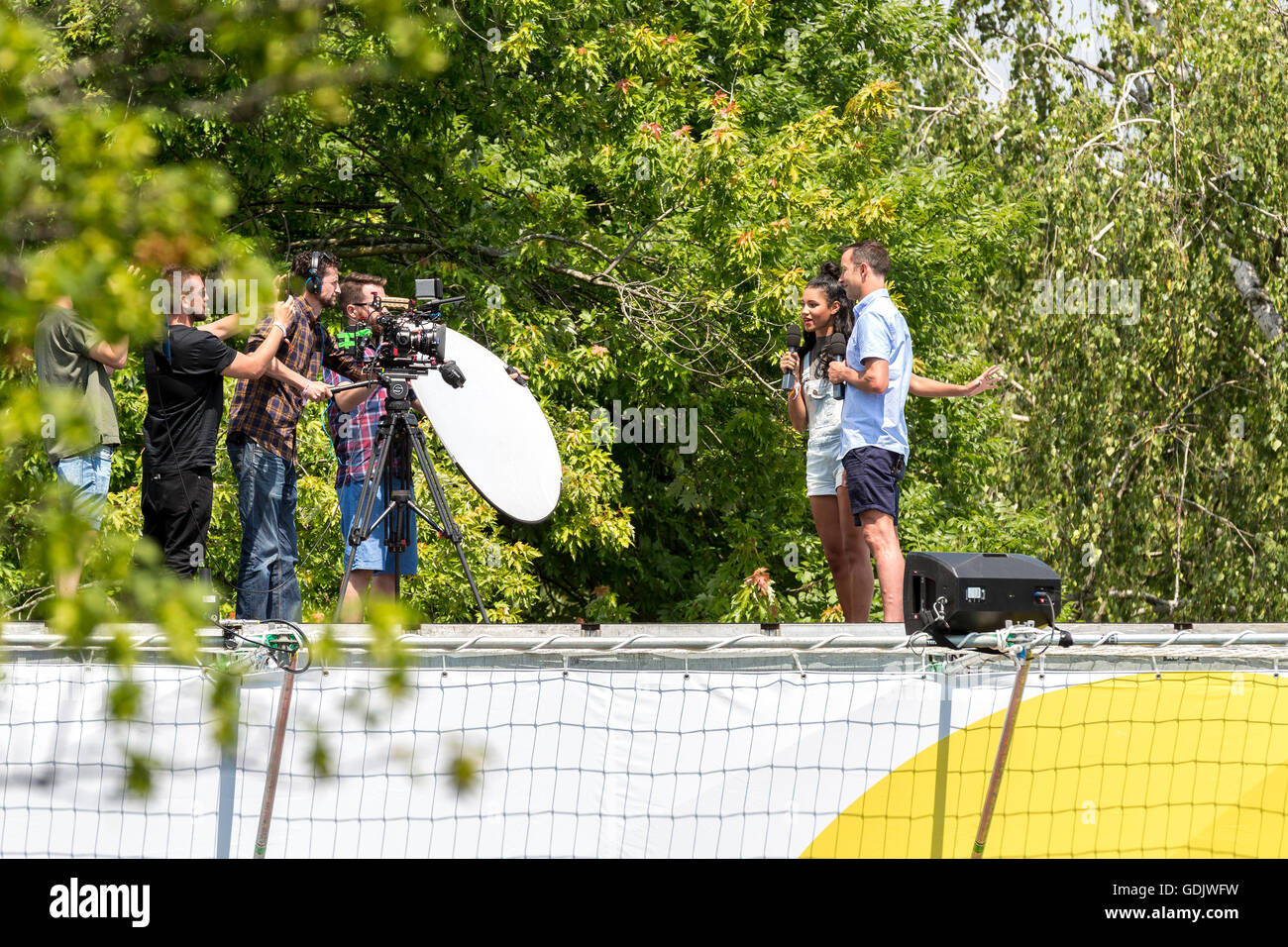 Vick Hope zusammen mit ihrem Co-Moderator in der Luft während der Präsentation des Red Bull Flugtag in Zürich Stockfoto