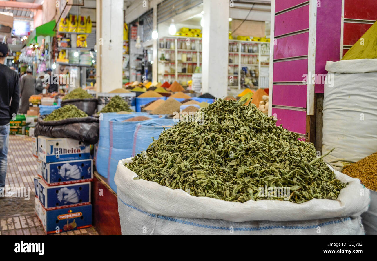 Marokkanischen Souk, Gewürze, Datteln und Oliven. Stockfoto