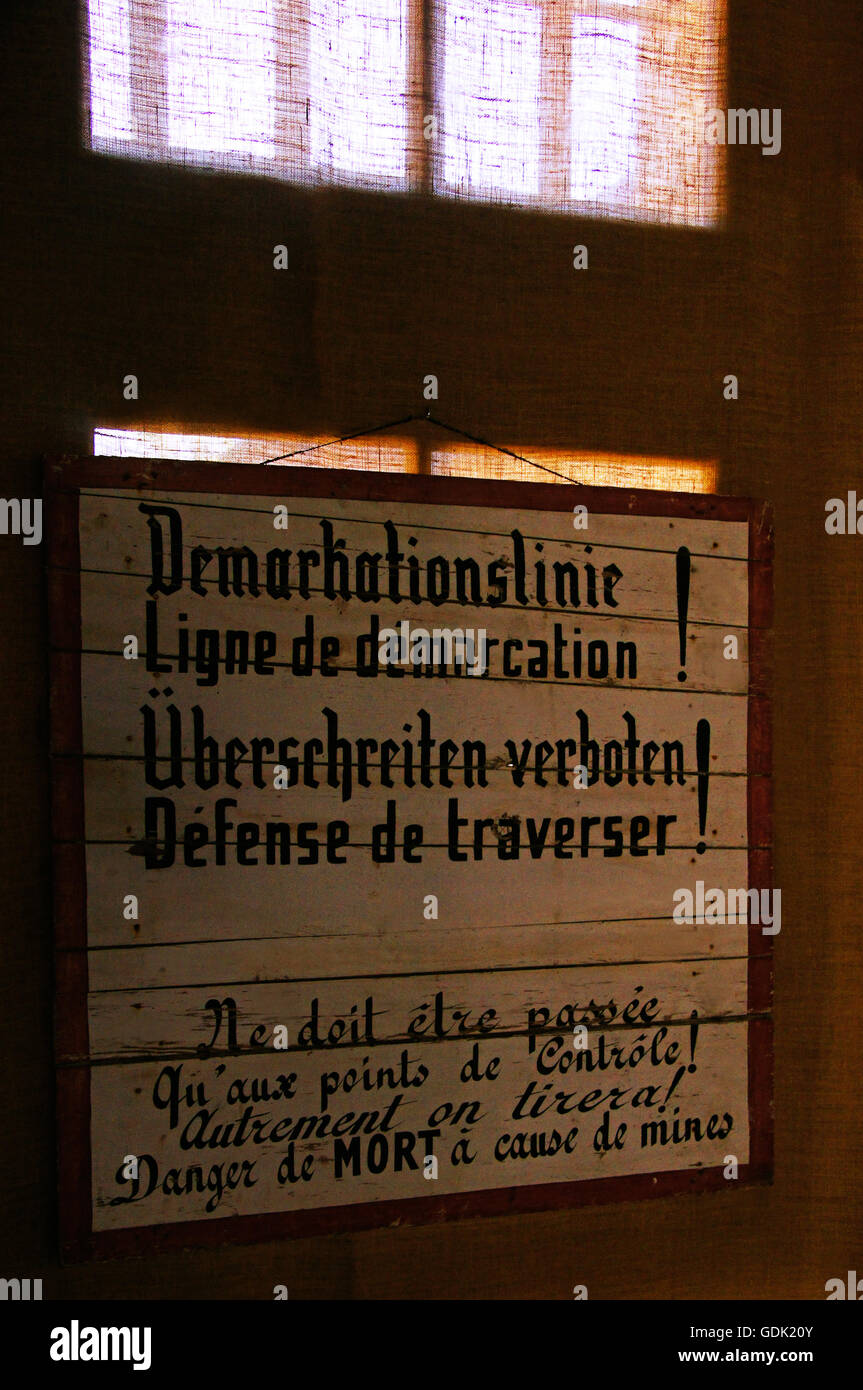 Zweiten Weltkrieg, "Demarkationslinie" melden, bei Villefranche de Lonchat, Dordogne, Aquitaine, Frankreich "schießen Hausfriedensbruch, wenn nicht wir." Stockfoto