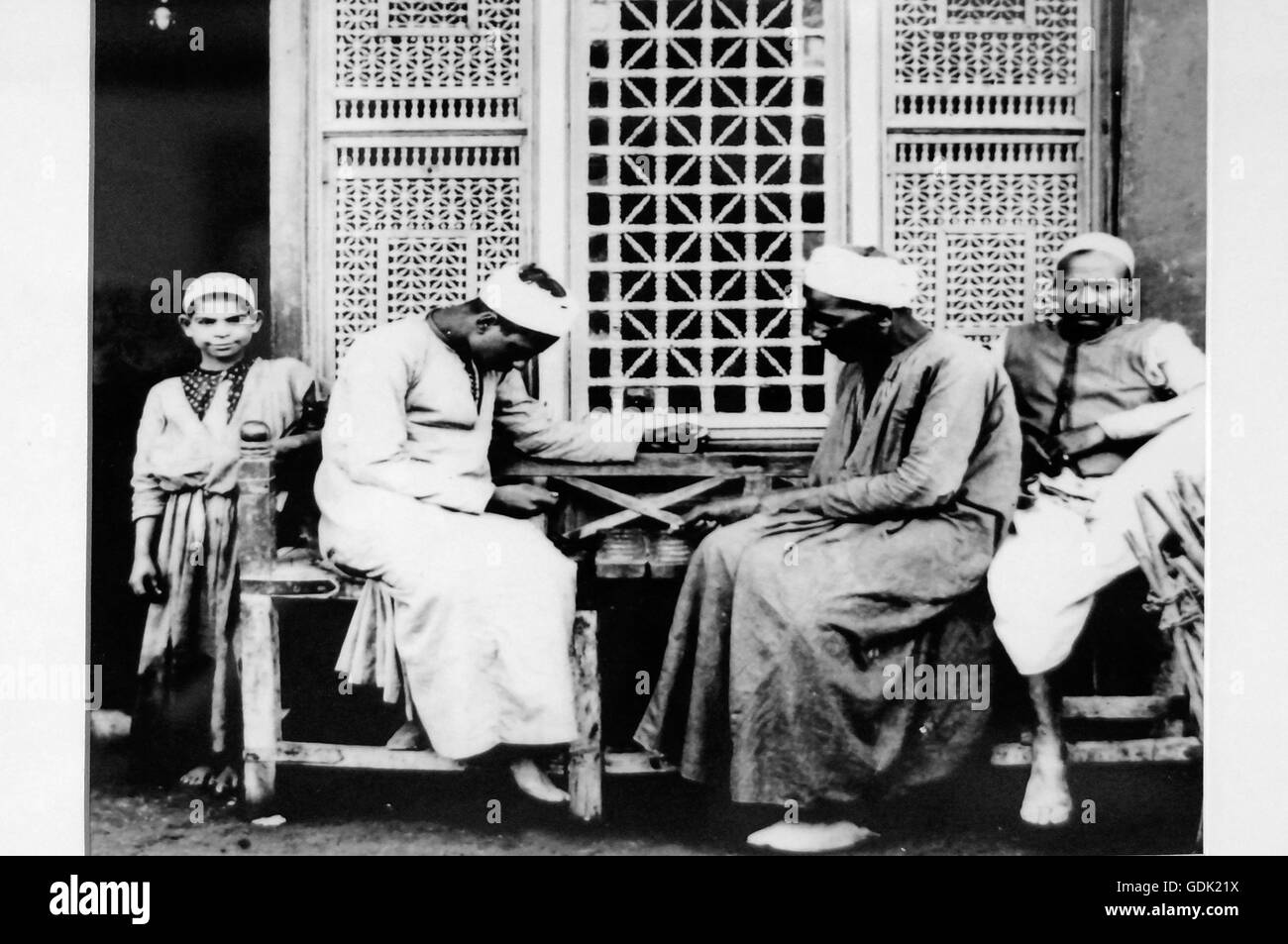 "Mashrabiya" altes Foto um 1920, der Ägypter "Backgammon", Ägypten zu spielen. Stockfoto