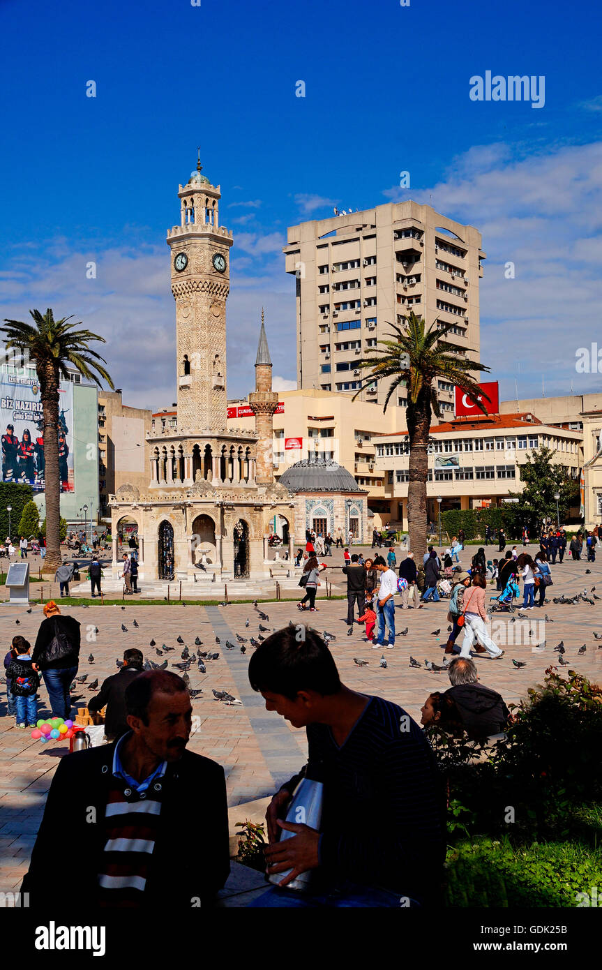 Konak Square, mit der "Saat Kulesi" Izmir Glockenturm und die Yali Moschee in Izmir, Türkei. Stockfoto