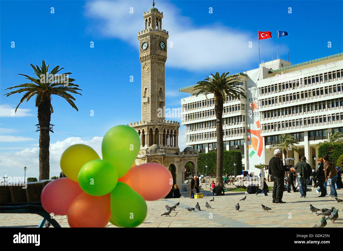 Konak-Platz mit dem Uhrturm "Saat Kulesi" Izmir in Izmir, Türkei. Stockfoto
