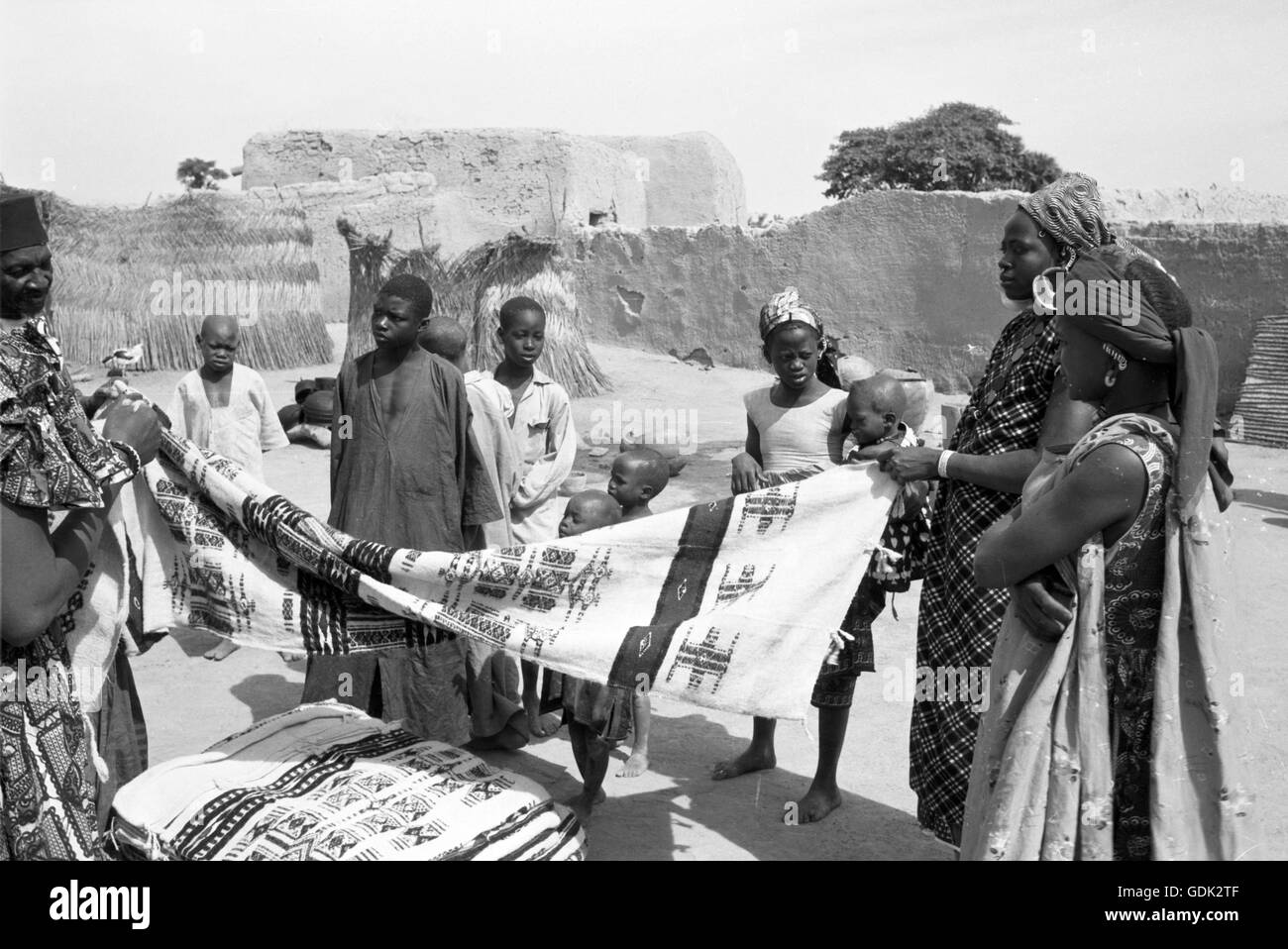 Ein Mann verkauft Teppiche auf dem Markt neben der großen Moschee von Djenne, 1959. Stockfoto