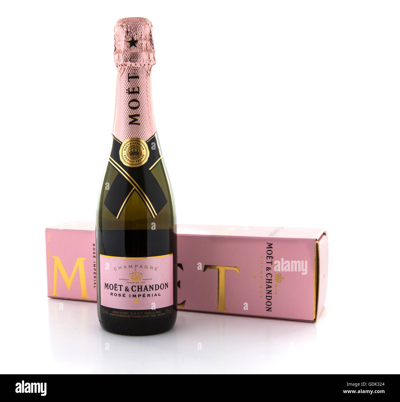 Eine Flasche Moet & Chandon Rosé Imperial Champagner auf weißem Hintergrund Stockfoto