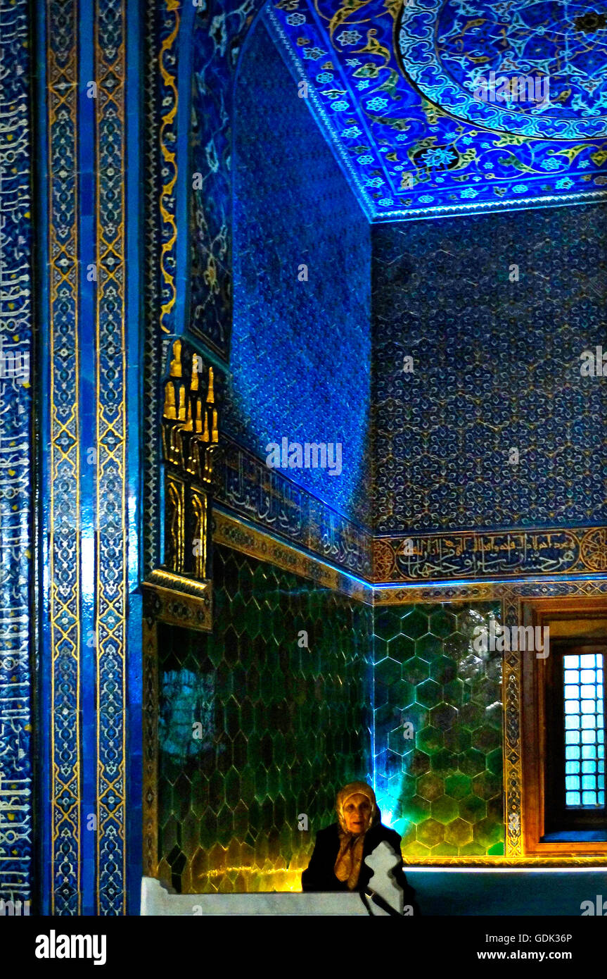 Ulu Cami (Moschee) ist die größte Moschee in Bursa und ein Wahrzeichen der frühen osmanischen Architektur, der viele Elemente aus der Seljuk Architektur durchgeführt. Von Sultan Bayezid habe ich bestellt, wurde die Moschee entworfen und gebaut von Architekt Ali Neccar 1396-1 Stockfoto