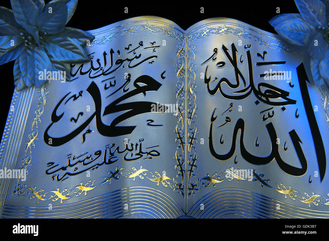 Detail des Heiligen Koran mit dem Namen "Allah", auf einem Teller
