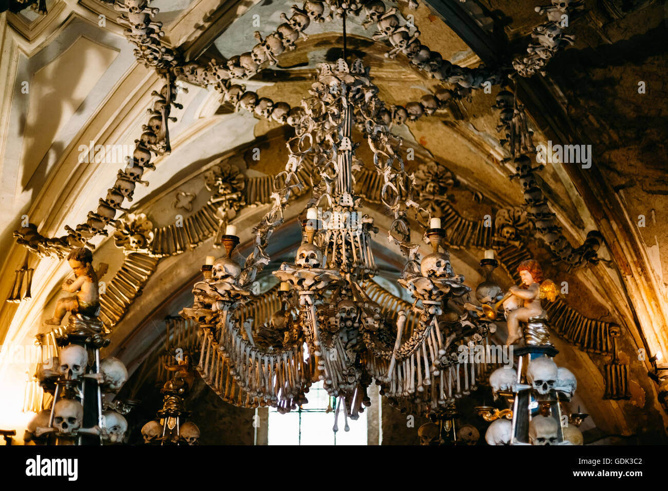 Alte Knochen, Schädel In Sedlec Karner (Beinhaus), Kutna Hora, Tschechien. Beinhaus enthalten Skelette von zwischen 40.000-70.000 Menschen, Wh Stockfoto