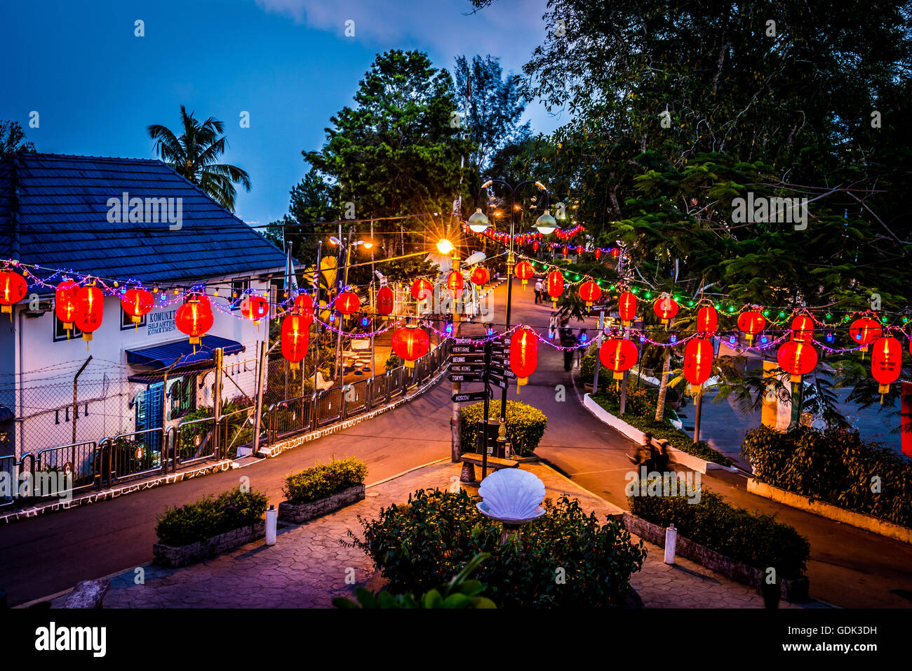 PENANG, MALAYSIA - 14. Februar 2015: Chinese New Year Dekoration in der Dämmerung auf Penang Hügel, Penang, Malaysia Stockfoto