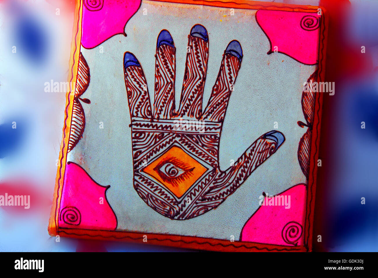 "Chadidscha" (Hand der Fatima) repräsentieren die 5 Säulen des Islam, Marokko. Stockfoto