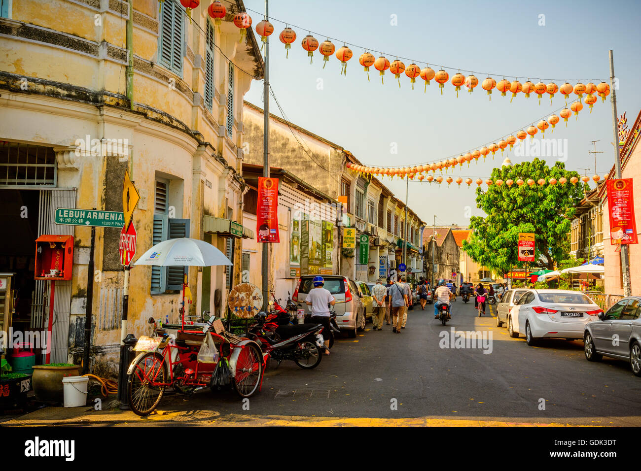 GEORGETOWN, PENANG, MALAYSIA - 15. Februar 2015: Die Menschen gehen an Lebuh Armenien, eine der Hauptstraßen in historische Georgetown Stockfoto