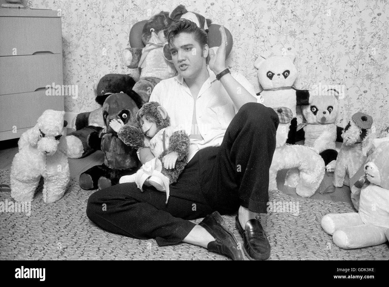 Elvis Presley zu Hause mit Teddybären Stockfoto