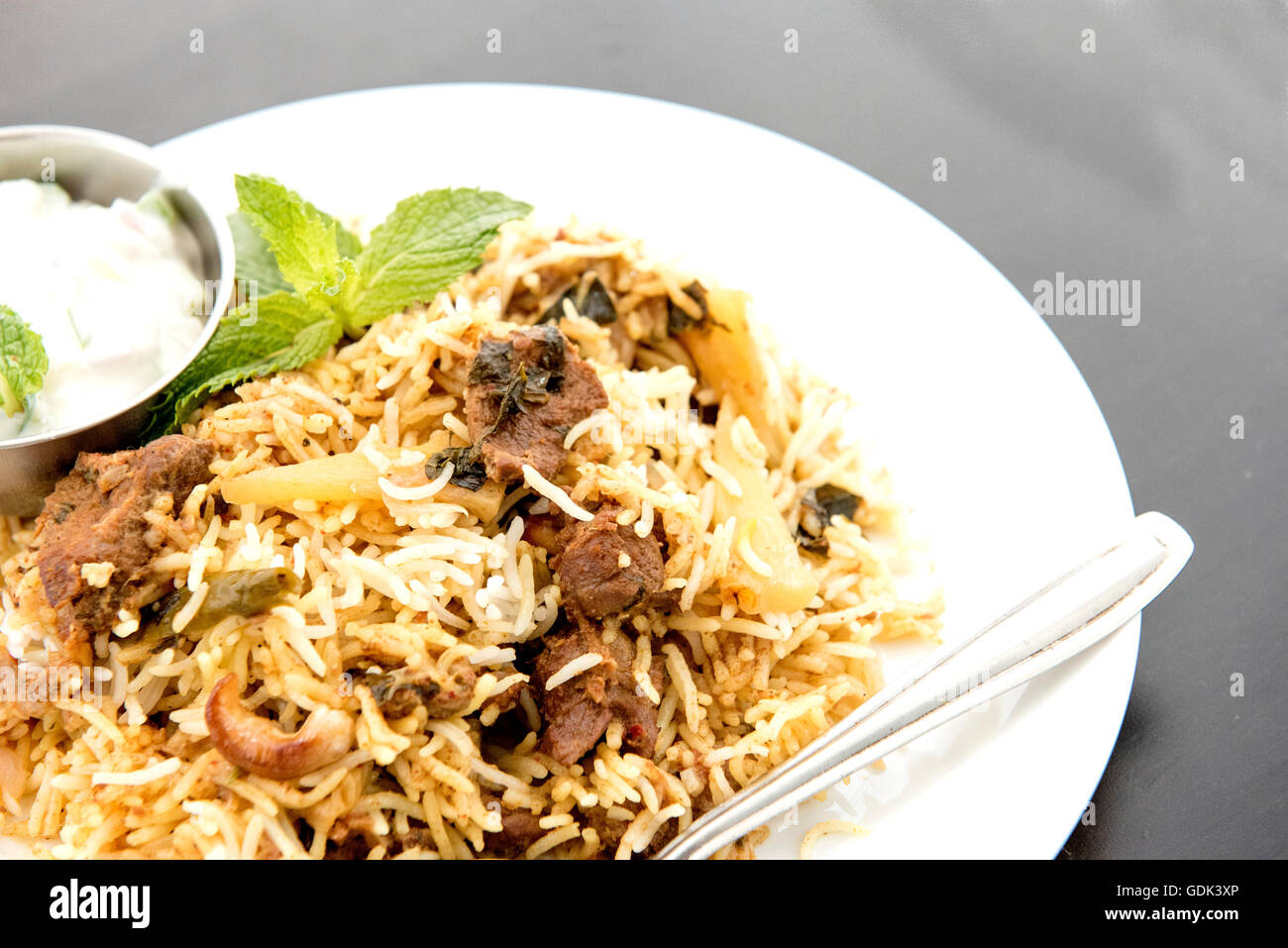 Rindfleisch-Biryani mit Raitha Stockfoto