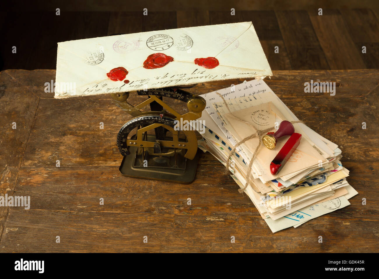 Antiken Brief Skala auf einem alten Holztisch mit einem Bündel von Briefen Stockfoto