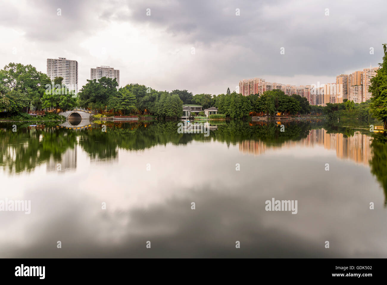 Skyline und Reflexionen an Liwan Park, Guangzhou, China. Stockfoto