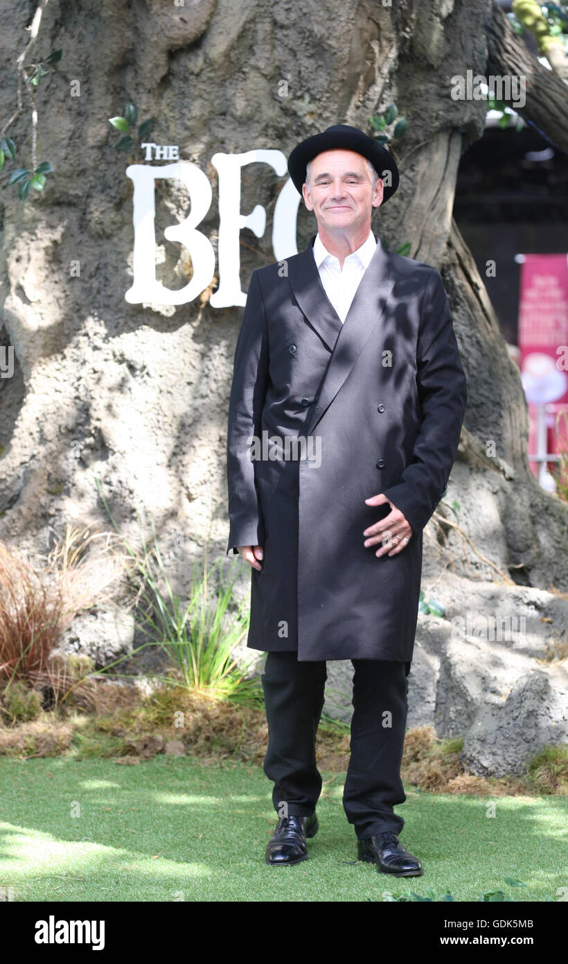 Mark Rylance kümmert sich der UK-Premiere von The BFG im Odeon Leicester Square in London - Jul, Stockfoto
