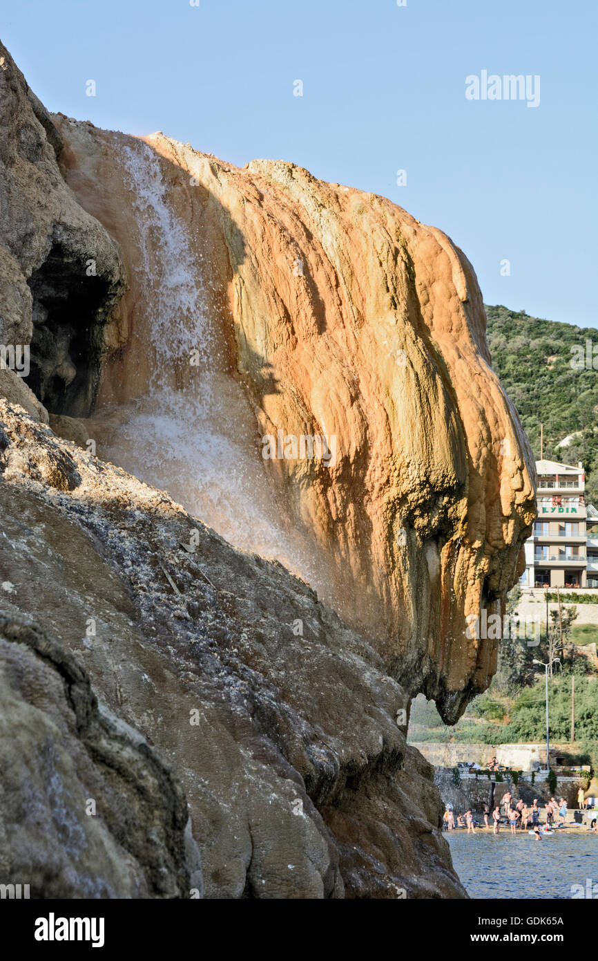 Die Mauer aus Kalkstein oberhalb des Meeres, über die die Überlauf-Thermal Wasser. Stockfoto