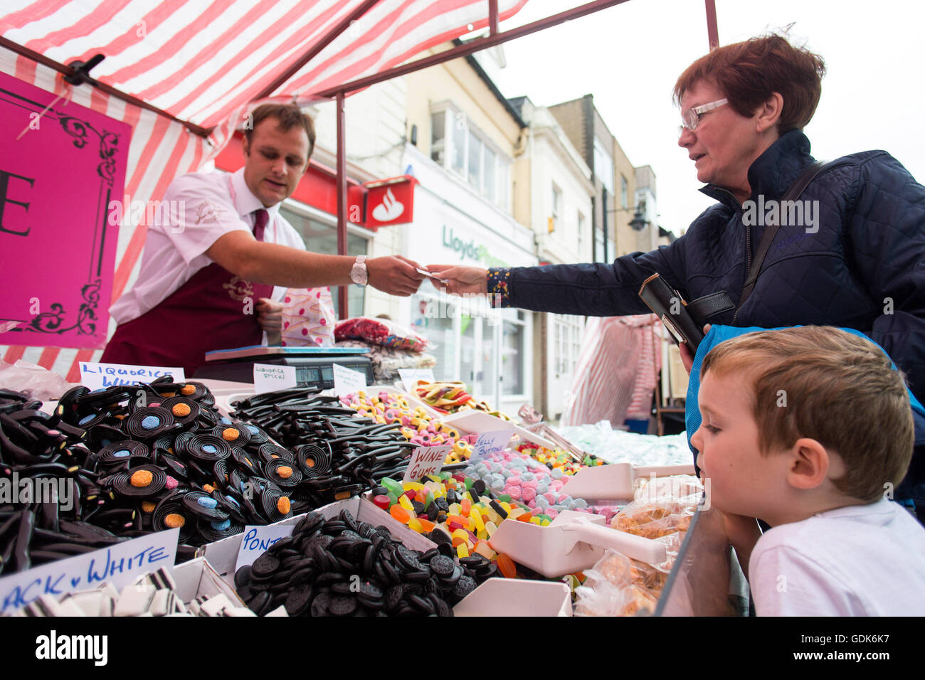 Ein Mitglied der Öffentlichkeit kauft Lakritz-Bonbons, Festival Lakritz Pontefract in Pontefract. Stockfoto