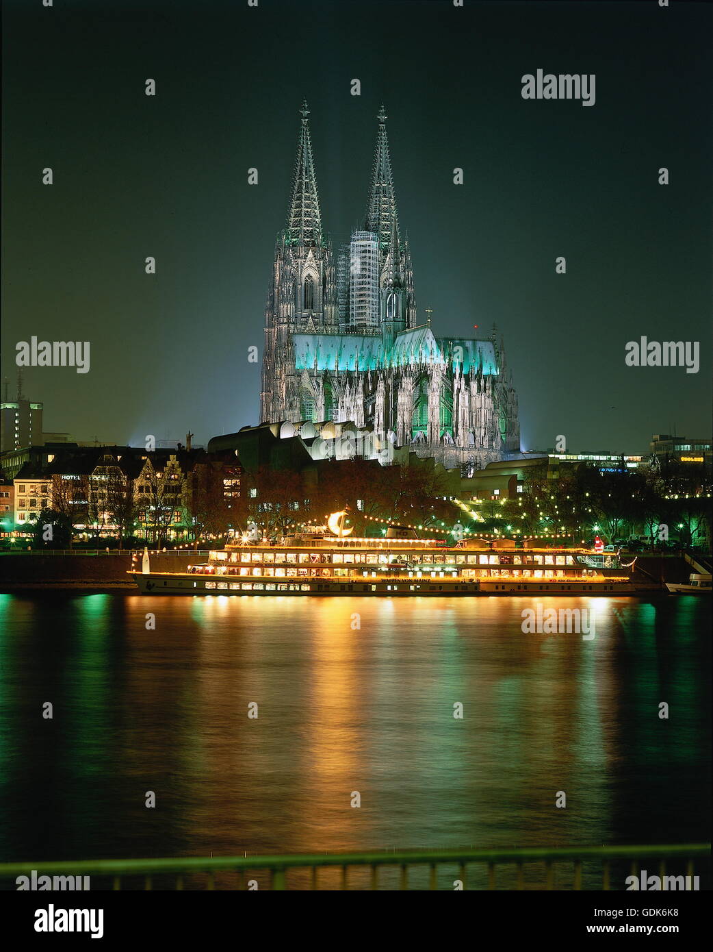 Geographie / Reisen, Deutschland, Nordrhein-Westfalen, Köln, Kirchen, Kölner Dom, Außenansicht, bei Nacht, Stockfoto