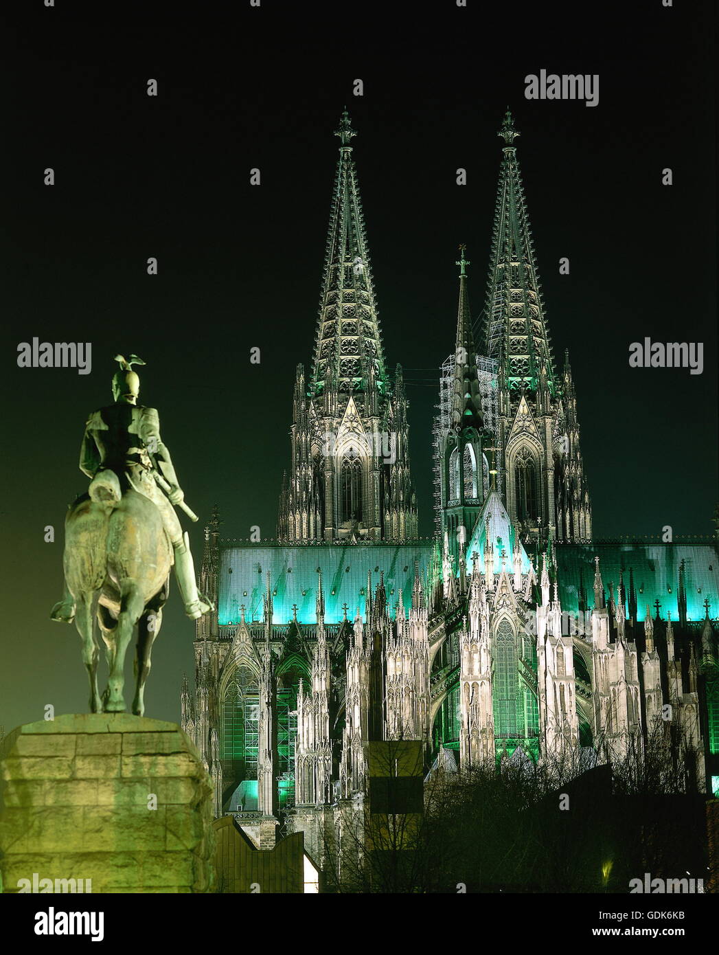 Geographie / Reisen, Deutschland, Nordrhein-Westfalen, Köln, Kirchen, Kölner Dom, Außenansicht, bei Nacht, Stockfoto
