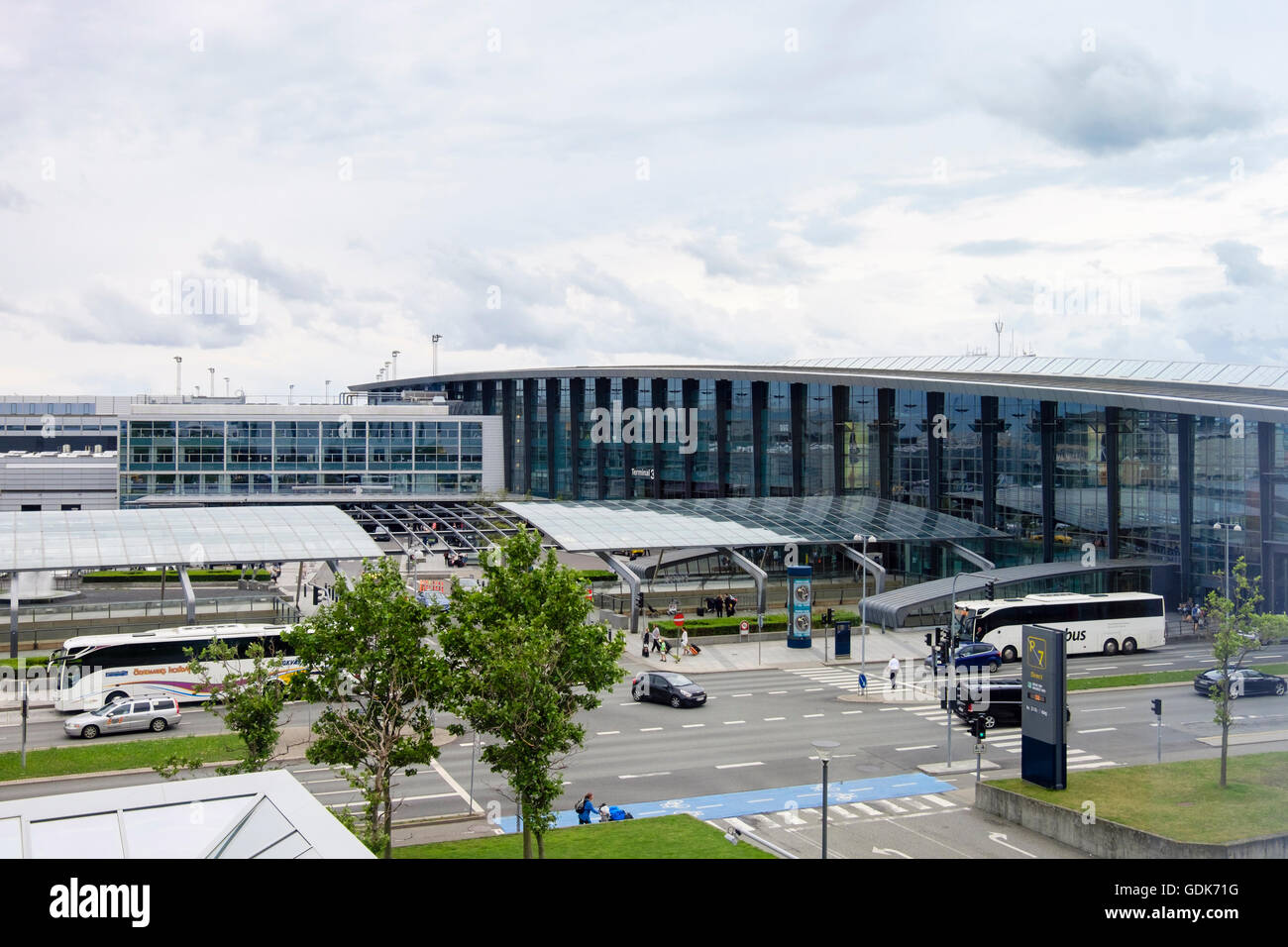 Kastrup Flughafen terminal 3 Gebäudehülle aus gesehen auf der anderen Straßenseite außerhalb. Kopenhagen, Seeland, Dänemark Stockfoto