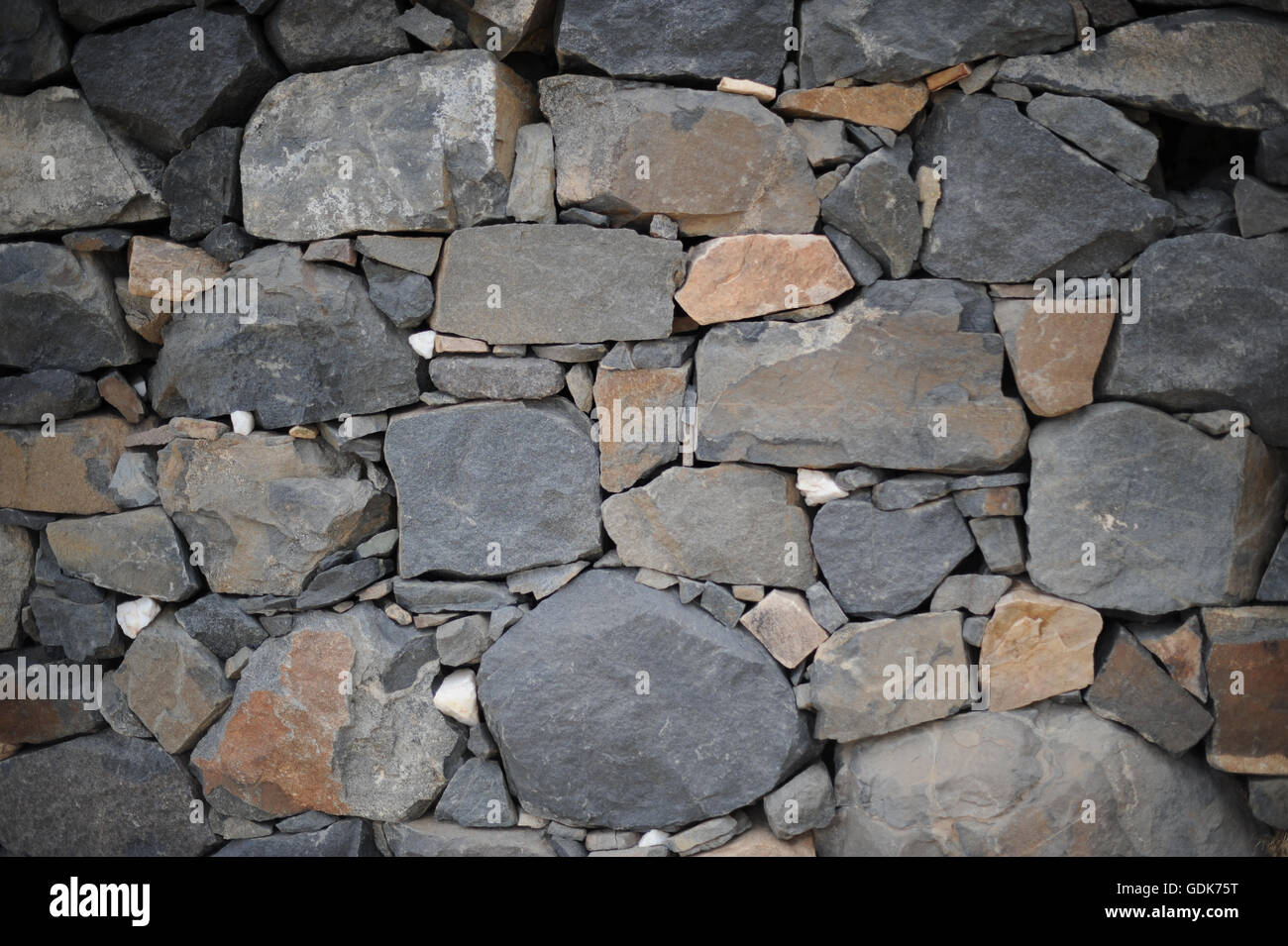 Eine Steinmauer vor etwa 100 Jahren erbaut steht auf einem Hügel in den Bergen Tehama intakt und unerschütterlich Zeit. Stockfoto