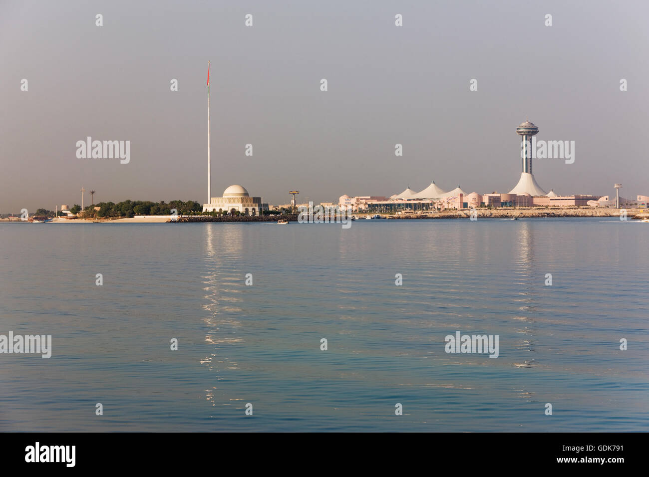 Abu Dhabi Theater und Marina Mall gesehen von der Corniche in Abu Dhabi, Vereinigte Arabische Emirate. Stockfoto