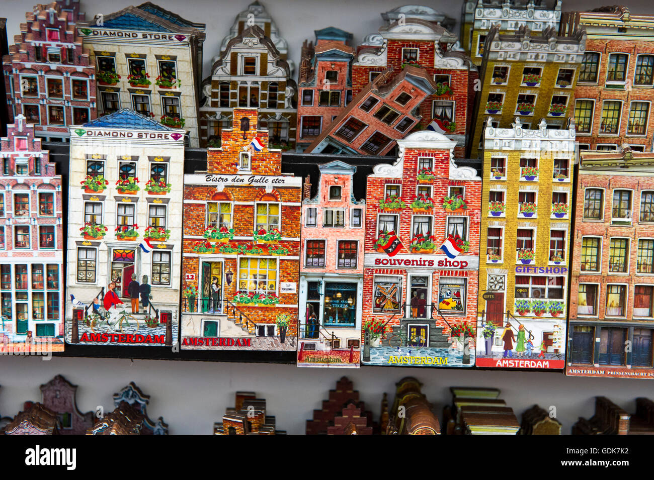 Niederländische traditionelle Häuser als Kühlschrankmagnete auf dem Display in einen Souvenir-Shop in Amsterdam, Holland, Niederlande. Stockfoto