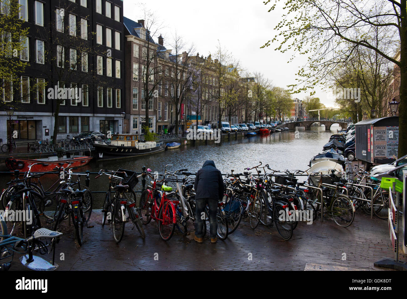Fahrräder durch Geländer geparkt in der Nähe der Kanal in Amsterdam, Holland, Niederlande. Stockfoto