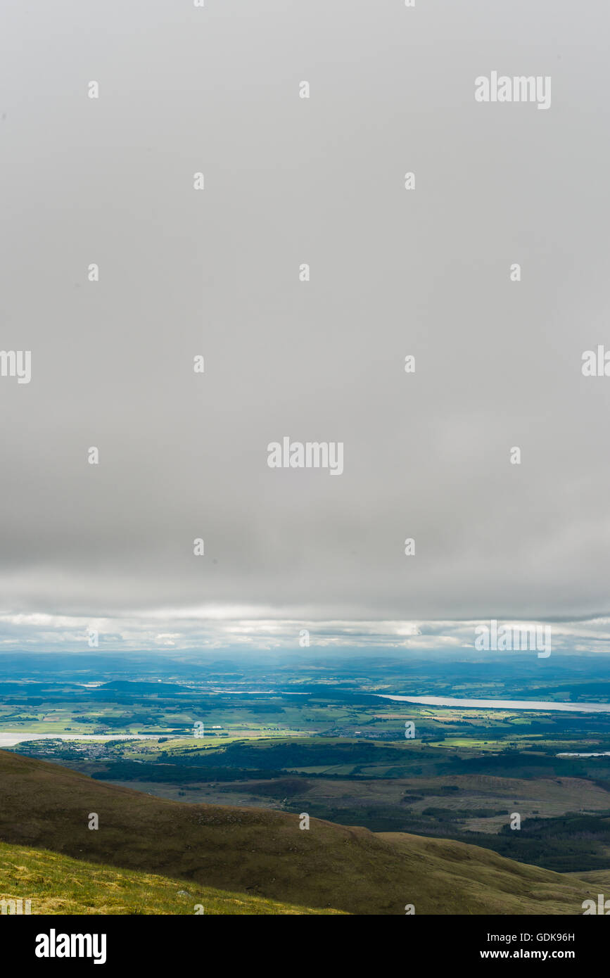 Kontrast der Wolkendecke und üppig grüne Landschaft von Ben Wyvis in Richtung dingwall Stockfoto
