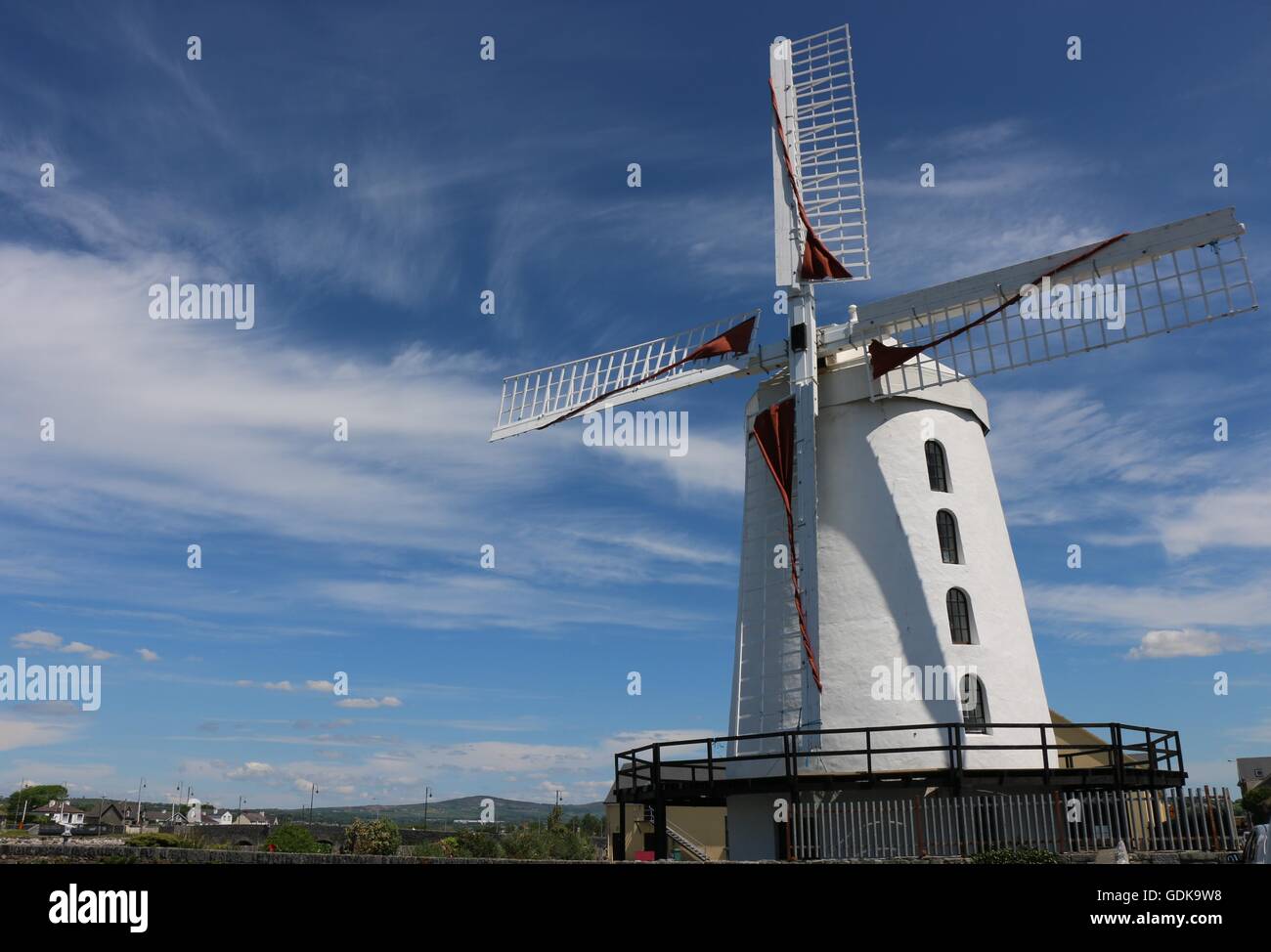 Die historischen weißen Blennerville Windmühle steht vor einem tiefblauen Himmel, Irland. Stockfoto