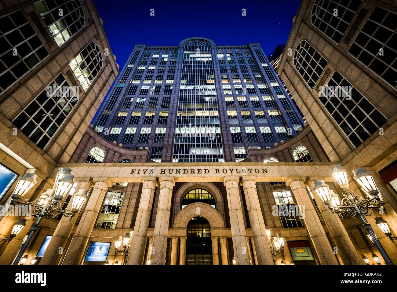 500 Boylston Street in der Nacht, in Back Bay in Boston, Massachusetts. Stockfoto