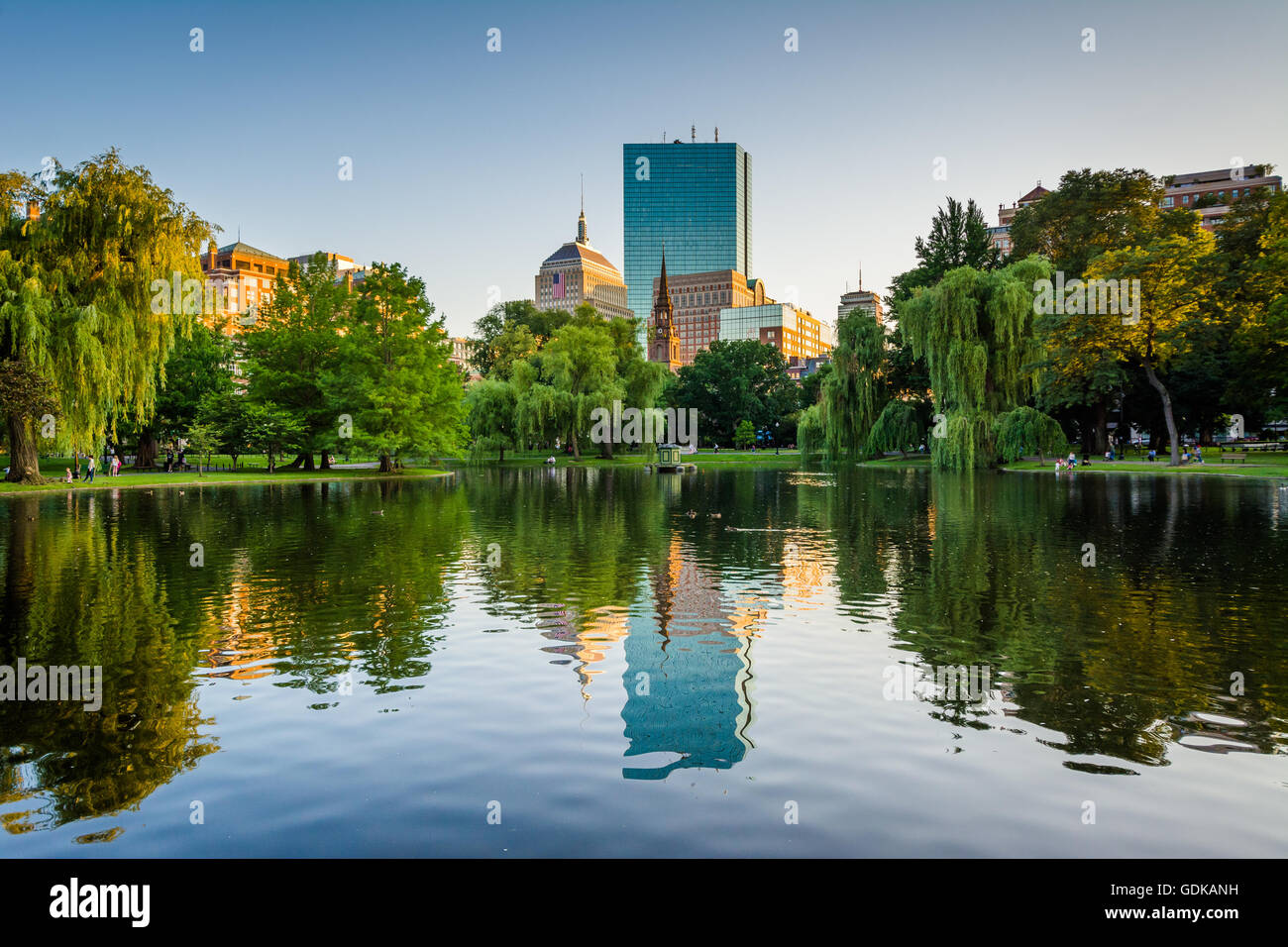Der See an der Boston Public Garden und Gebäude am Copley Square in Boston, Massachusetts. Stockfoto