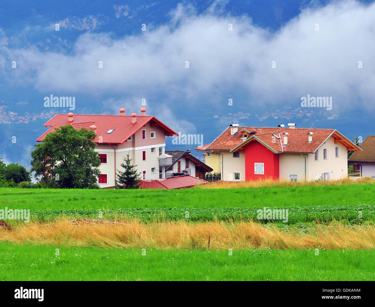Öko-Häuser im italienischen Dorf Stockfoto