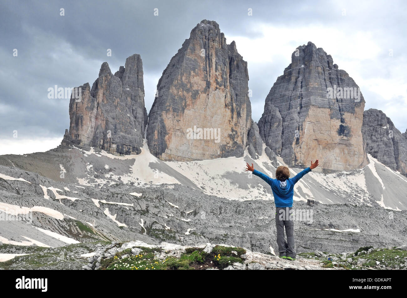 Junge in drei Zinnen Nationalpark, Italien Stockfoto