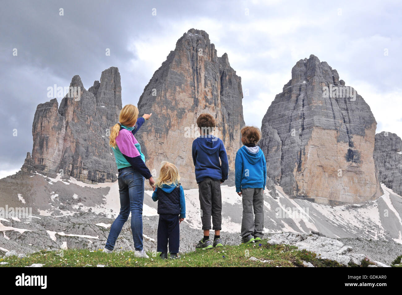 Familie in Bergen, drei Zinnen Nationalpark, Italien Stockfoto